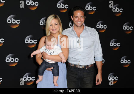 Los Angeles, Californie, USA. 15 juillet, 2014. Kirsten tempêtes accompagnées de mari et sa fille à l'été 2014 Television Critics Association Press Tour Disney ABC Television Group qui a eu lieu au Beverly Hilton Hotel. © D. Long/Globe Photos/ZUMA/Alamy Fil Live News Banque D'Images