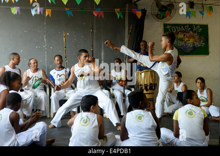 La capoeira, danse martiale afro-brésilien, dans un projet social pour les enfants et les adolescents, des bidonvilles, Mangueirinha favela Banque D'Images