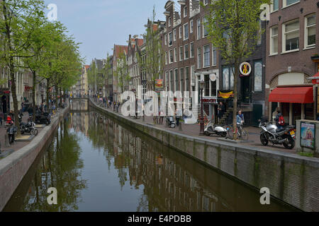 Sur le Oudezijds Achterburgwal canal, Amsterdam, Holland Banque D'Images