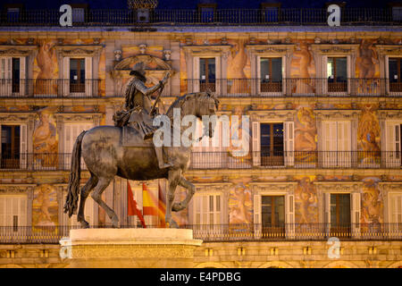 Statue équestre en bronze du roi Philippe III d'Espagne, de nuit, la Plaza Mayor, Madrid, Espagne Banque D'Images