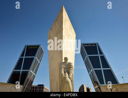 Monument à José Calvo Sotelo, devant la porte de l'Europe, dont les sièges sociaux de la Bankia et Realia banques, Plaza de Castilla Banque D'Images