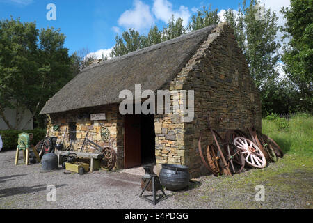 Smithy, Kerry Bog Village Museum, comté de Kerry, comté de Kerry, Irlande Banque D'Images