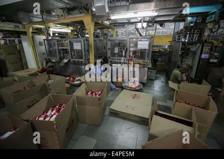 (140716) -- BIKANER, 16 juillet 2014 (Xinhua) -- pack travailleurs au snack-factory de Bikaji, Groupe dans Bikaner, Rajasthan de l'Inde, le 15 juillet 2014. Bikaner est célèbre pour des bonbons et collations. Bikaji, Group est l'un des plus grands de l'Inde producteur de ces collations. (Xinhua/Zheng Huansong) (zjy) Banque D'Images