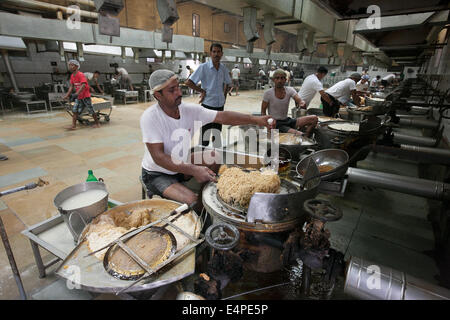 (140716) -- BIKANER, 16 juillet 2014 (Xinhua) -- les travailleurs sont occupés au snack-factory de Bikaji, Groupe dans Bikaner, Rajasthan de l'Inde, le 15 juillet 2014. Bikaner est célèbre pour des bonbons et collations. Bikaji, Group est l'un des plus grands de l'Inde producteur de ces collations. (Xinhua/Zheng Huansong) (zjy) Banque D'Images