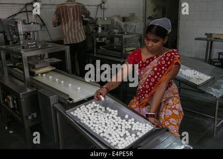 (140716) -- BIKANER, 16 juillet 2014 (Xinhua) -- Les ouvriers effectuent des bonbons au snack-factory de Bikaji, Groupe dans Bikaner, Rajasthan de l'Inde, le 15 juillet 2014. Bikaner est célèbre pour des bonbons et collations. Bikaji, Group est l'un des plus grands de l'Inde producteur de ces collations. (Xinhua/Zheng Huansong) (zjy) Banque D'Images