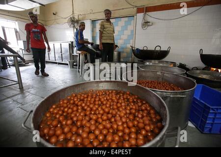 (140716) -- BIKANER, 16 juillet 2014 (Xinhua) -- Les ouvriers effectuent des bonbons au snack-factory de Bikaji, Groupe dans Bikaner, Rajasthan de l'Inde, le 15 juillet 2014. Bikaner est célèbre pour des bonbons et collations. Bikaji, Group est l'un des plus grands de l'Inde producteur de ces collations. (Xinhua/Zheng Huansong) (zjy) Banque D'Images
