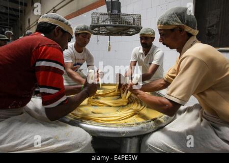 (140716) -- BIKANER, 16 juillet 2014 (Xinhua) -- Les ouvriers effectuent des bonbons au snack-factory de Bikaji, Groupe dans Bikaner, Rajasthan de l'Inde, le 15 juillet 2014. Bikaner est célèbre pour des bonbons et collations. Bikaji, Group est l'un des plus grands de l'Inde producteur de ces collations. (Xinhua/Zheng Huansong) (zjy) Banque D'Images