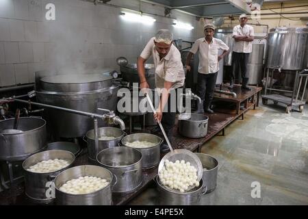 (140716) -- BIKANER, 16 juillet 2014 (Xinhua) -- Les ouvriers effectuent des bonbons au snack-factory de Bikaji, Groupe dans Bikaner, Rajasthan de l'Inde, le 15 juillet 2014. Bikaner est célèbre pour des bonbons et collations. Bikaji, Group est l'un des plus grands de l'Inde producteur de ces collations. (Xinhua/Zheng Huansong) (zjy) Banque D'Images