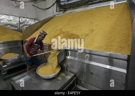 (140716) -- BIKANER, 16 juillet 2014 (Xinhua) -- un travailleur est occupé au snack-factory de Bikaji, Groupe dans Bikaner, Rajasthan de l'Inde, le 15 juillet 2014. Bikaner est célèbre pour des bonbons et collations. Bikaji, Group est l'un des plus grands de l'Inde producteur de ces collations. (Xinhua/Zheng Huansong) (zjy) Banque D'Images