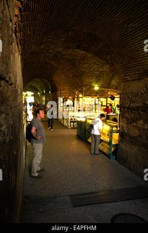 L'EUROPE, Croatie, Split, marché souterrain menant du palais de Dioclétien Banque D'Images