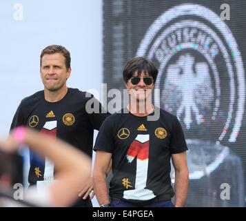 L'entraîneur-chef de l'Allemagne Joachim Loew (R) et manager de l'équipe Oliver Bierhoff stand sur scène lors de la réception de bienvenue de l'équipe nationale de soccer devant la porte de Brandebourg, Berlin, Allemagne, 15 juillet 2014. L'équipe allemande a remporté le Brésil 2014 finale de la Coupe du Monde de soccer de la FIFA contre l'Argentine par 1-0 le 13 juillet 2014, remportant le titre de Coupe du monde pour la quatrième fois après 1954, 1974 et 1990. Photo : Jens Wolf/dpa Banque D'Images