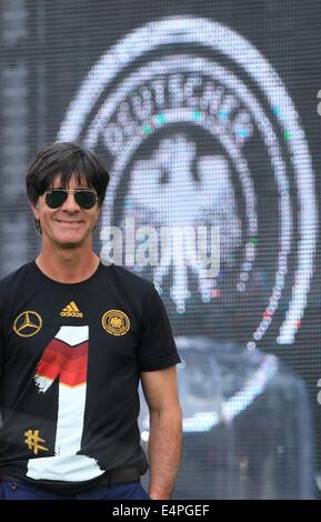 L'entraîneur-chef de l'Allemagne Joachim Loew cheers et célèbre au cours de la réception de bienvenue de l'équipe nationale de soccer devant la porte de Brandebourg, Berlin, Allemagne, 15 juillet 2014. L'équipe allemande a remporté le Brésil 2014 finale de la Coupe du Monde de soccer de la FIFA contre l'Argentine par 1-0 le 13 juillet 2014, remportant le titre de Coupe du monde pour la quatrième fois après 1954, 1974 et 1990. Photo : Jens Wolf/dpa Banque D'Images