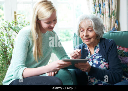 Grand-mère-fille montrant comment utiliser Digital Tablet Banque D'Images