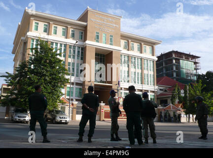 Phnom Penh, Cambodge. 16 juillet, 2014. Les forces de sécurité montent la garde devant le tribunal municipal de Phnom Penh à Phnom Penh, Cambodge, 16 juillet 2014. Cinq membres de l'opposition au Parlement cambodgien (MPs)-élus ont été arrêtés et traduits en justice le mercredi suite à une violente manifestation le mardi qui fait des dizaines de blessés, a déclaré un haut fonctionnaire. Credit : Sovannara/Xinhua/Alamy Live News Banque D'Images