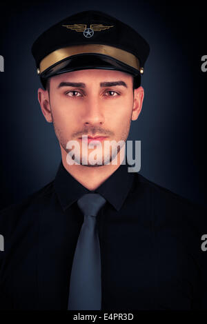 Homme avec Chapeau et pilote chemise noire Portrait Banque D'Images