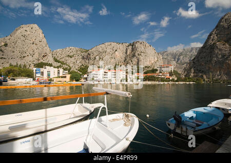 L'EUROPE, Croatie, Dubrovnik, de petites embarcations sur la pittoresque rivière Cetina Banque D'Images