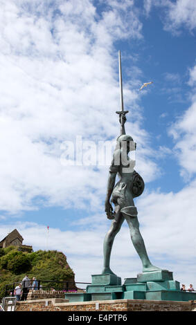 Par Verity Damien Hirst à Ilfracombe Pier North Devon England UK Banque D'Images