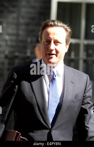 Westminster London, UK. 16 juillet 2014. Le premier ministre David Cameron quitte 10 Downing Street pour les logements familiaux à la Chambre des communes un jour après l'annonce de son remaniement ministériel Crédit : amer ghazzal/Alamy Live News Banque D'Images