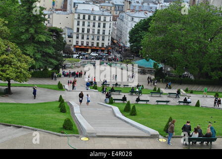 Rue animée à Paris Banque D'Images