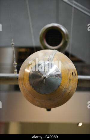 Imperial War Museum, Londres, Royaume-Uni. 16 juillet 2014. Les visiteurs regarder autour de la nouvelle (atrium conçu par Foster  + Partners) dans le réaménagement du Musée impérial de la guerre. L'image montre un V2 Bug 'Doodle'. L'IMW ouvre à nouveau au public le samedi 19 juillet Crédit : Matthieu Chattle/Alamy Live News Banque D'Images