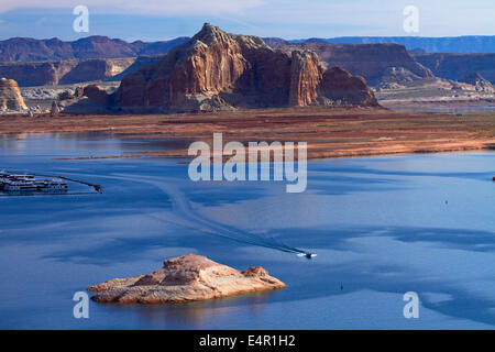 Bateaux sur le Lac Powell à Wahweap, près de Page, Arizona, (loin rivage est dans l'Utah), USA Banque D'Images