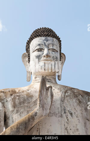 Statue du Bouddha géant au Wat Ek Phnom temple près de Battambang, Cambodge Banque D'Images