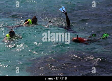 Les plongeurs en apnée à plage de Playa Esmeralda' près de Guardalavaca, Cuba, le 26 avril 2014. Photo : Peter Zimmermann - AUCUN SERVICE DE FIL- Banque D'Images