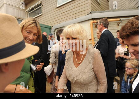 Watergate Bay, Cornwall, UK. 16 juillet, 2014. Le duc et la duchesse de Cornouailles visiter le restaurant, 'Jamie Oliver's Cornwall 15', géré par la fondation de bienfaisance de la nourriture de Cornwall. Leurs Altesses Royales ont également rencontré des représentants d'action Surf, un organisme de bienfaisance canadien qui appuie les anciens combattants et leurs familles, qui fonctionne sur la plage de Baie de Watergate. Credit : MPAK/Alamy Live News Banque D'Images