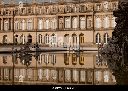 Fontaine de Fama et Herrenchiemsee palace sur l'île Herreninsel dans le lac de Chiemsee, Chiemgau, Bavaria, Germany, Europe Banque D'Images