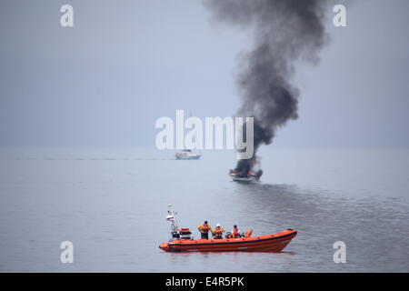 16 mai 2014 cabin cruiser Sea Mist est devenu la proie des flammes au large de la côte au large de Aberystwyth, un homme a été secouru par le RNLI, Banque D'Images