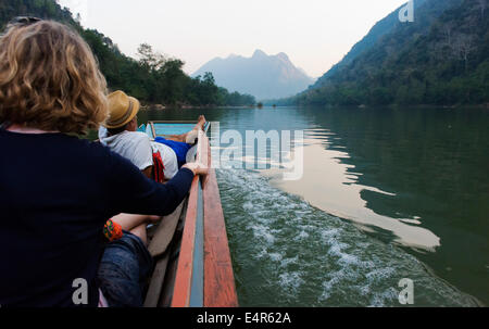 Les voyageurs dans un petit tour de bateau de la Nam ou près de Muang Ngoi. Banque D'Images