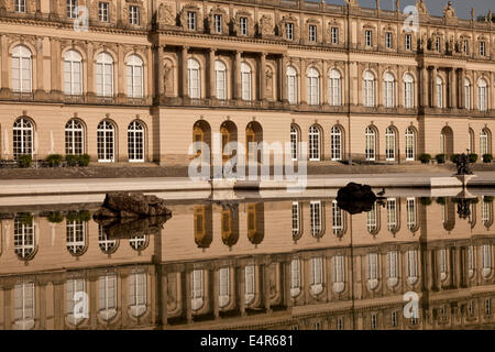 Fontaine de Fama et Herrenchiemsee palace sur l'île Herreninsel dans le lac de Chiemsee, Chiemgau, Bavaria, Germany, Europe Banque D'Images