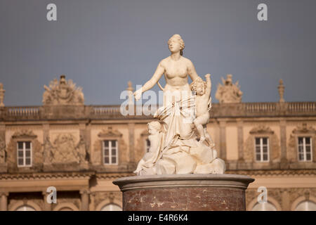 Des statues de la fontaine Latona et Herrenchiemsee palace sur l'île Herreninsel dans le lac de Chiemsee, Bade-Wurtemberg, Bavière, Allemagne, Union européenne Banque D'Images