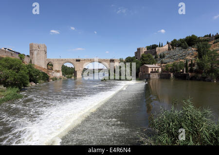 Tage et de l'historique pont San Martin à Tolède, Espagne Banque D'Images