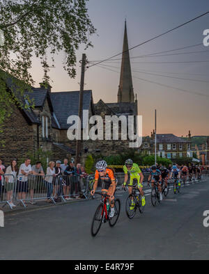 1er juillet 2014 LIZZIE Armitstead, vice-champion olympique, a pris la tête contre les hommes pendant un moment dans le centre-ville de Shrewsbury Banque D'Images