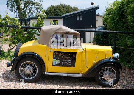 Une Austin Seven voiture Opale étant utilisé pour annoncer Adgestone vignoble sur l'île de Wight. Banque D'Images