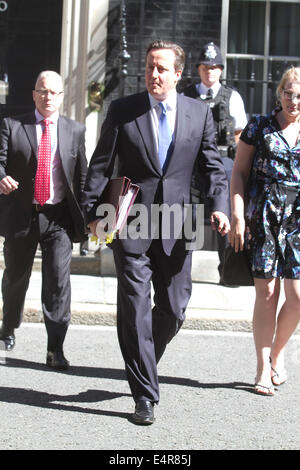 Westminster London, UK. 16 juillet 2014. Le premier ministre David Cameron quitte 10 Downing Street pour les logements familiaux à la Chambre des communes un jour après l'annonce de son remaniement ministériel Crédit : amer ghazzal/Alamy Live News Banque D'Images