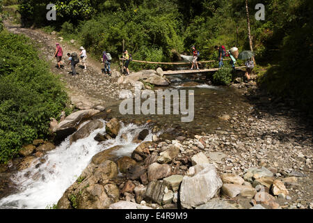 Au Népal, Pokhara, Naya Pul, trekking mountain stream crossing parti sur le pont de bambou Banque D'Images