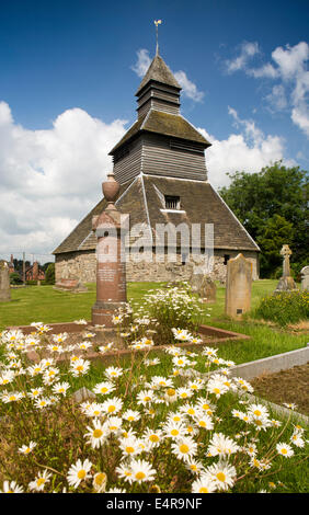 UK, Herefordshire, Pembridge, 13e siècle clocher en bois octogonale à St Marie la Vierge Churchyard Banque D'Images