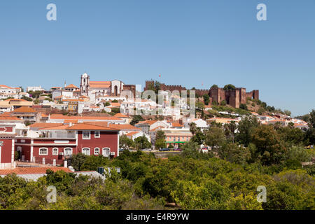 Vue sur l'horizon de la ville de Silves avec son château mauresque et la cathédrale, Algarve, Portugal Europe Banque D'Images