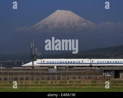 Train Shinkansen Westbound près du Mont Fuji Banque D'Images