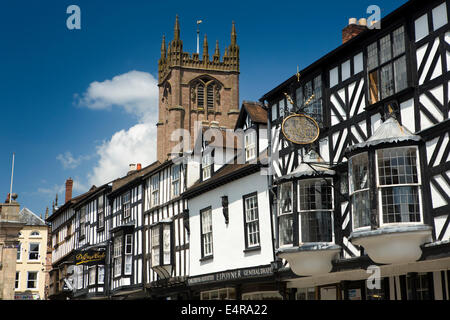 Royaume-uni, Angleterre, Shropshire, Ludlow, Broad Street, St Laurence clocher de l'église au-dessus des bâtiments à colombages Banque D'Images