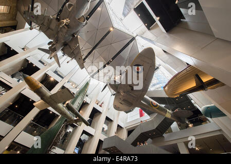 Imperial War Museum (IWM), Lambeth, London UK. 16 juillet 2014. L'atrium de l'IWM a été transformé par Foster  + Partners. Après une importante restructuration interne de l'IWM ouvre au public le 19 juillet. Credit : Malcolm Park editorial/Alamy Live News Banque D'Images