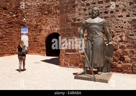 La statue du roi Sancho I du Portugal à l'entrée du château de Silves, ville de Silves, Algarve, Portugal, Europe Banque D'Images