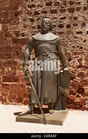 Statue du roi Sancho I du Portugal à l'entrée du château de Silves, Silves, Algarve, Portugal Banque D'Images