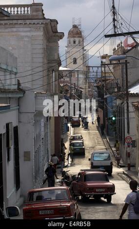 Scène de rue à Santiago de Cuba, Cuba, 12 avril 2014. La cathédrale "Catedral de Nuestra Señora de la Asunción" sur le Parque Cespedes est vu dans l'arrière-plan. Photo : Peter Zimmermann - AUCUN SERVICE DE FIL- Banque D'Images