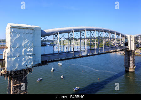 Les ponts de la Rivière Tamar - Royal Albert Pont ferroviaire et du pont routier de Tamar Cornwall England UK GO Banque D'Images