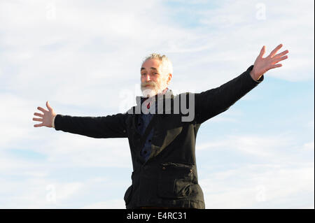 Écrivain et artiste John Byrne sur Calton Hill, à édimbourg. Banque D'Images