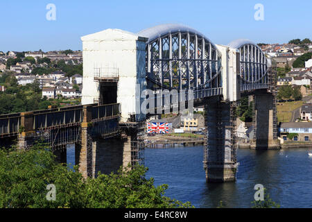 Les ponts de la Rivière Tamar - Royal Albert Pont ferroviaire et du pont routier de Tamar Cornwall England UK GO Banque D'Images