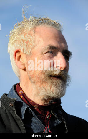 Écrivain et artiste John Byrne sur Calton Hill, à édimbourg. Banque D'Images